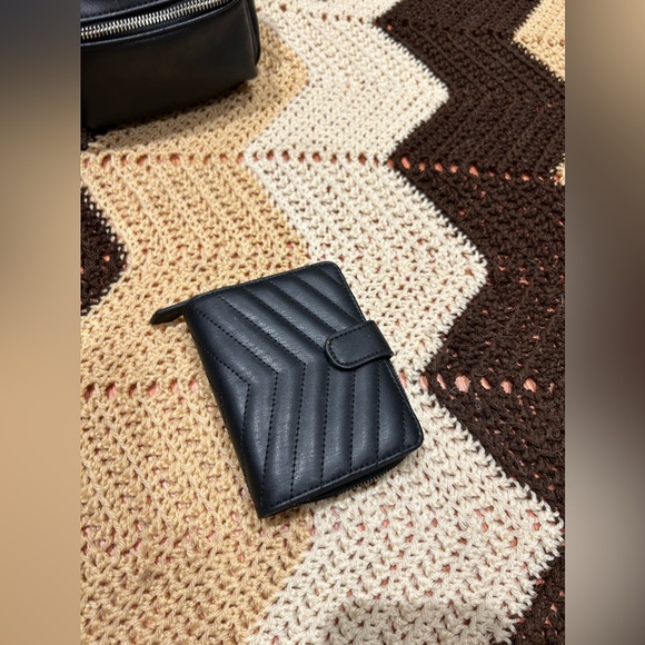 Guess Mjni Backpack & Wallet - Picture 8 of 8